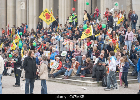 München, Deutschland - 28 Mai: Demonstranten bei der Rallye "Anti-Atom-Energie", die die Pinakothek im Zentrum von München stattgefunden hat. Stockfoto