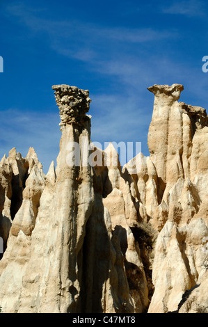 Hoodoos oder Fairy Chimneys & erodiert Formationen "Les Orgues" Ille-Sur-Têt oder Ille Sur Tet Pyrenäen-Orientales Frankreich Stockfoto