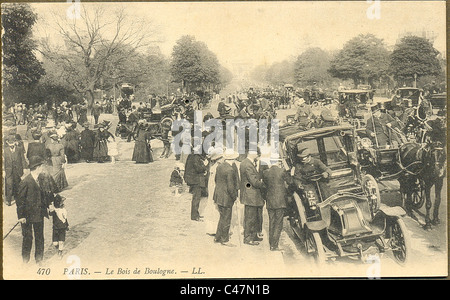 Postkarte mit Autounfall im Bois De Boulogne Stockfoto