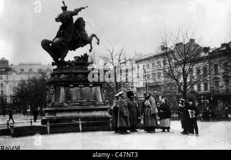 Russische Truppen an Sobieski Denkmal in Lemberg, 1914 Stockfoto