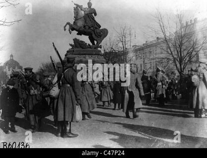 Russische Truppen an Sobieski Denkmal in Lemberg, 1914 Stockfoto