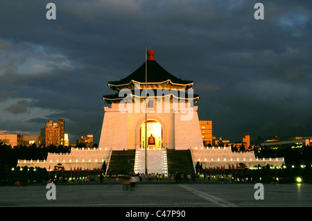 Fassade eines Denkmals bei Nacht, Chiang Kaishek Memorial Hall, Taipei, Taiwan Stockfoto