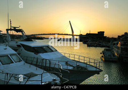 Boote mit Brücke im Hintergrund, Lover es Brücke, Danshui Fishermans Wharf, Taipei, Taiwan Stockfoto