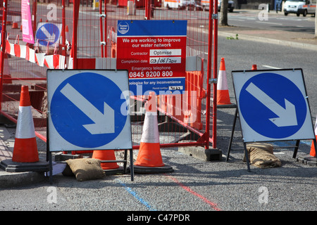 Zwei halten richtige-Zeichen vor der Baustellen in london Stockfoto