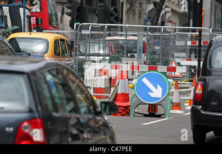 Verkehr in Baustellen in London Stockfoto