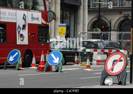 Zeichen und Verkehr in Baustellen in London Stockfoto