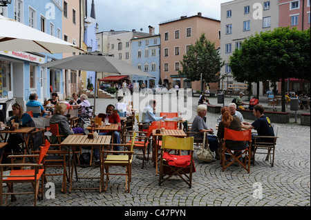 Fußgängerzone der deutschen Stadt Wasserburg in Bayern, Deutschland, mit Geschäften, Cafe ' und Restaurant Stockfoto