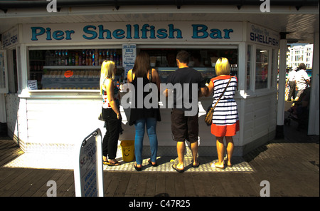 EAST SUSSEX; BRIGHTON; PROBIEREN DIE KULINARISCHEN KÖSTLICHKEITEN AUF DEM PIER Stockfoto