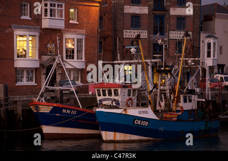 Zwei Fischerboote gefesselt neben Custom House Quay, in Weymouth Hafen. Dorset, England, Vereinigtes Königreich. Stockfoto