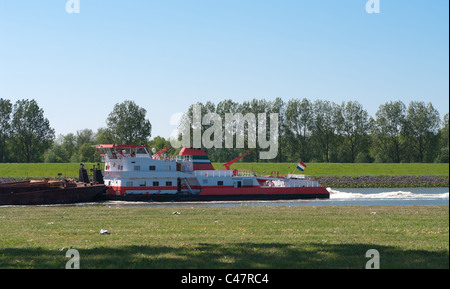 Frachtschiff, schob seine Freigt durch einen Kanal Stockfoto