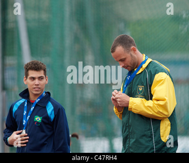 Oscar Pistorius schaut auf seine Medaille nach einem Sieg beim Paralympic World Cup, Manchester, Mai 2011 Stockfoto