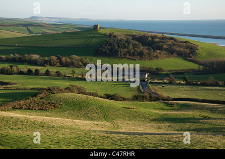 Einen Panoramablick über die Jurassic Coast von abbotsbury Hill, in Richtung Portland, Chesil Beach und St. Katharina Kapelle suchen. Dorset, England, UK. Stockfoto
