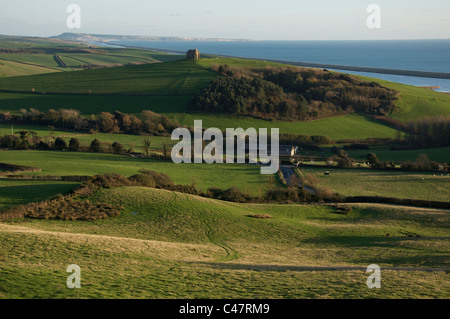 Einen Panoramablick über die Jurassic Coast von abbotsbury Hill, in Richtung Portland, Chesil Beach und St. Katharina Kapelle suchen. Dorset, England, UK. Stockfoto