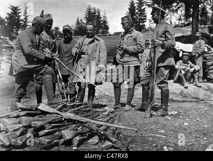 Prüfung von erbeuteten russischen Waffen, 1915 Stockfoto