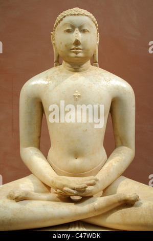 Jain Svetambara Tirthankara in Meditation, sitzt auf einem Thron Kissen, Indien, Stockfoto