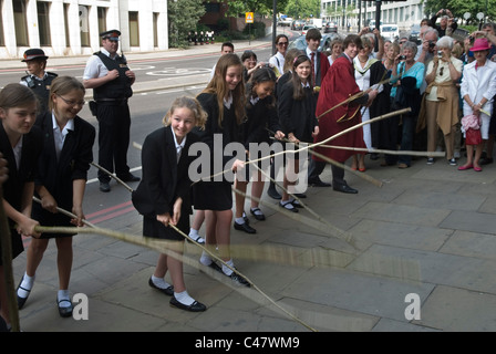 Die Grenzen des Aufstiegs am Allerhallows am Turm zu schlagen. City of London Schulkinder vom St Dunstans College Catford schlagen den Ort, wo der Grenzstein einst war. 2011 HOMER SYKES in den 2010er Jahren Stockfoto