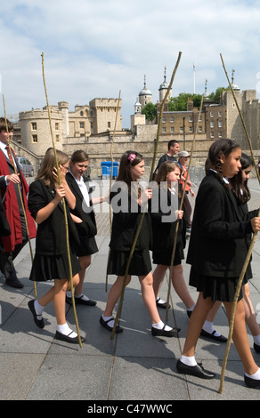 Beating the Bounds, Himmelfahrt am Allerhallows am Turm. City of London Schulkinder vom St Dunstans College Catford, Back Ground Tower of London. 2011 HOMER SYKES in den 2010er Jahren Stockfoto