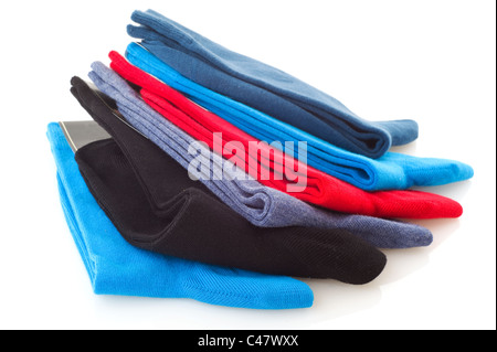 bunte Socken übereinander gestapelt und isoliert auf weißem Hintergrund Stockfoto