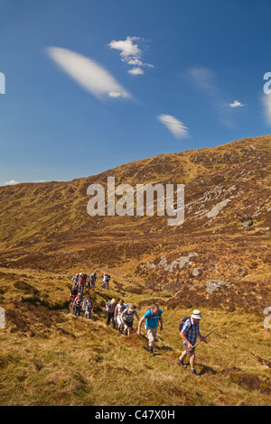 Ein Wandern Club aufsteigender Ben Venue in die Trossachs. Stockfoto