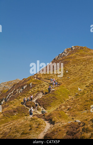 Ein Wandern Club aufsteigender Ben Venue in die Trossachs. Stockfoto