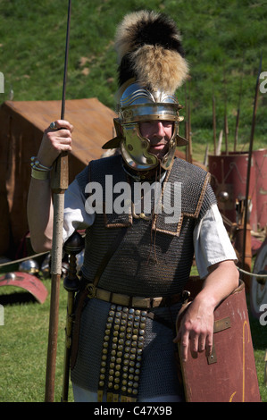 Ein römischer Soldat der Leg ii avg Historische Re-enactment-Gruppe während einer Anzeige an Maumbury Rings in Dorchester, Dorset, England, Vereinigtes Königreich. Stockfoto