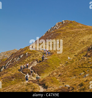 Ein Wandern Club aufsteigender Ben Venue in die Trossachs. Stockfoto