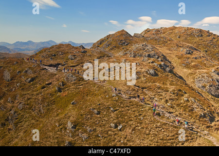 Wandern Club absteigend von Ben Venue in die Trossachs. Stockfoto