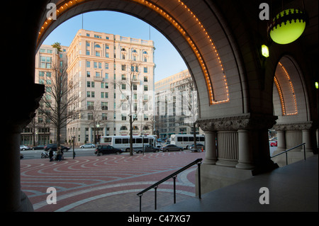 Blick durch die gewölbten Eingangsbereich des alten Postamt Pavillons auf Pennsylvania Avenue, Washington DC Stockfoto