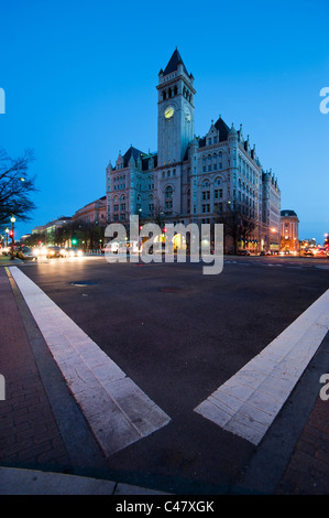 Pennsylvania Avenue, Washington DC, die Front des alten Postamt Pavillons in der Dämmerung. Stockfoto