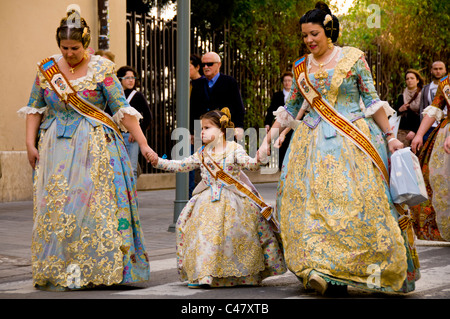 Falleras während einer Parade am Fallas in Valencia. Stockfoto