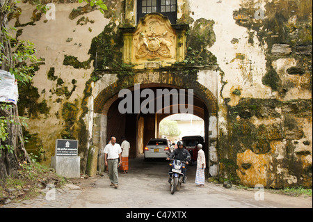 Altpörtel mit das königliche Wappen des Vereinigten Königreichs, Eingangstor in die historische Festung in Galle, Sri Lanka Stockfoto