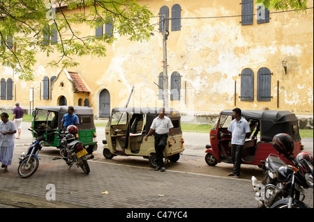 Tuk Tuk oder Auto-Rikscha-Fahrer warten auf Kunden in der historischen Festung in Galle, Sri Lanka Stockfoto