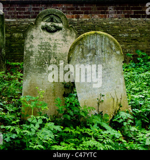 Grabsteine aus dem 19. Jahrhundert auf dem alten Friedhof in Southampton, England Stockfoto