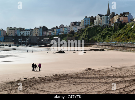 Touristen Flanieren auf Nordstrand in Tenby South Wales UK Stockfoto