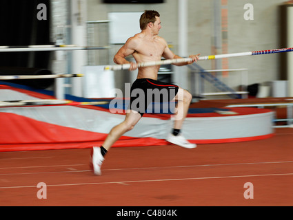 Olympische Stabhochspringer Nick Cruchley in Ausbildung an der Universität Loughborough High Performance Athletics Centre, Leics. 6-6-201 Stockfoto