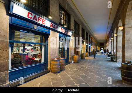 Bar in der Plaza Nueva, die historische Altstadt (Casco Viejo), Bilbao, Bizkaia, Baskisches Land, Spanien Stockfoto