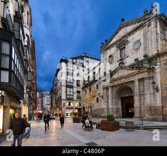 Geschäfte und Catedral de Santiago, historische Altstadt (Casco Viejo), Bilbao, Bizkaia, Baskenland, Spanien Stockfoto