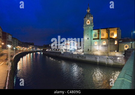 Iglesia de San Anton von San Anton-Brücke auf Bilbao River, historische Altstadt (Casco Viejo), Bilbao, Baskenland, Spanien Stockfoto