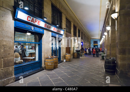 Bar in der Plaza Nueva, die historische Altstadt (Casco Viejo), Bilbao, Bizkaia, Baskisches Land, Spanien Stockfoto