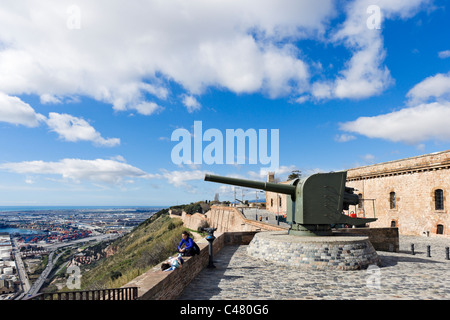 Kanonen auf den Wällen von dem Castell de Montjuic Blick auf den Hafen, Barcelona, Katalonien, Spanien Stockfoto