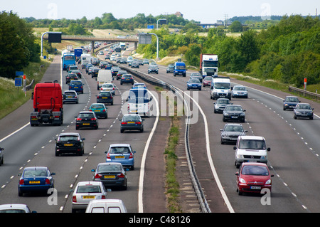 Stark frequentierten Autobahn-Verkehr auf der M40.  Freitag vor ein Wochenende und Feiertagen Stockfoto