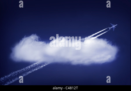 Ein Flugzeug fliegt durch eine weiße Wolke Ihre eigene Nachricht hinzufügen Stockfoto