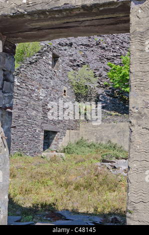 Blick durch ein Tor in einem zerstörten Gebäude im Dinorwig Schiefer mir, Snowdonia, North Wales, UK Stockfoto