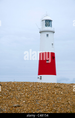 Leuchtturm in Portland Bill, UK.  Stürmischer Tag. Schindel im Vordergrund Stockfoto