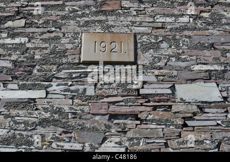 Datum-Plakette an der Wand von einem zerstörten Gebäude im Dinorwig Schiefer mir, Snowdonia, North Wales, UK Stockfoto