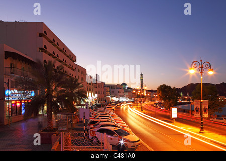 Sonnenuntergang an der Corniche, das Gebiet entlang der Hafenfront in Muttrah, Muscat, Oman. Stockfoto