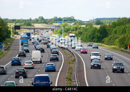 Stark frequentierten Autobahn-Verkehr auf der M40.  Freitag vor ein Wochenende und Feiertagen Stockfoto