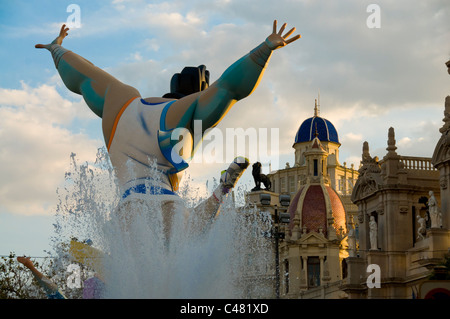 Einer der riesigen papier Pappmaché Figuren (Niñots) bei den Fallas in Valencia. PIC Brian Hickey Stockfoto