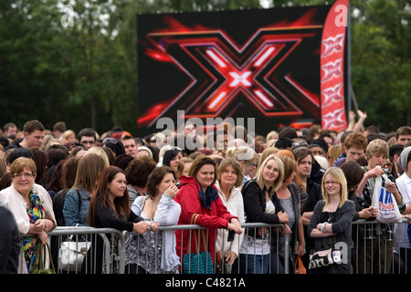 Wartenden zum Vorsprechen für die X-Factor-TV zeigen am LG Arena, NEC, Birmingham, Juni 2011 Stockfoto