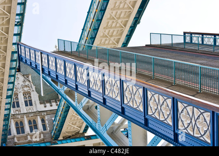 Klasse 1 aufgeführten Tower Bridge öffnen heben heben Tower Hamlets London England Europa Stockfoto